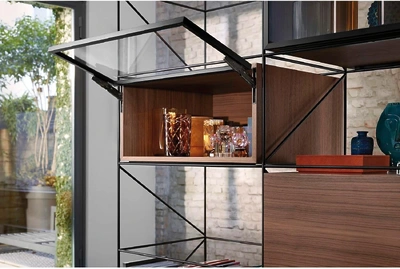 Blum AVENTOS HKi – mecanism de ridicare integrat pentru uşi superioare